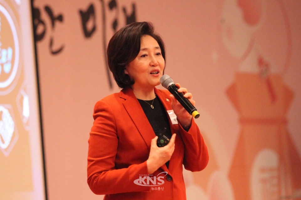 박영선 중기부 장관이 행사에 앞서 '2020 중소벤처기업부 예산'을 발표하고 있다.
