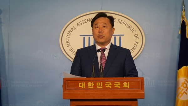 국회 정론관에서 기자회견을 하고 있는 김종훈 의원