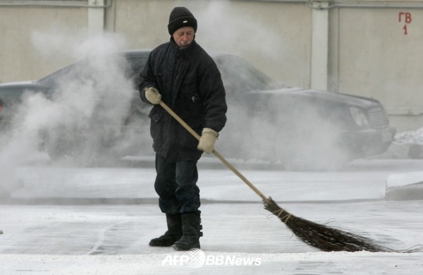 러시아 모스크바의 도로에서 온수관에서 나오는 김 (2006 년 1 월 18 일 촬영, 자료 사진)ⓒAFPBBNews