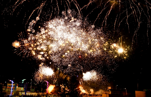 2020 화천산천어축제 개막을 알리는 불꽃이 화천읍 붕어섬 일대 상공에서 밤하늘을 장식하고 있다.  [사진=화천군]