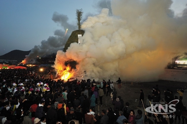 청도군 정월대보름 민속한마당 행사에서 달집을 만들어 태우면서 군민의 안녕과 화합을 기원하고 있다. [사진=청도군]