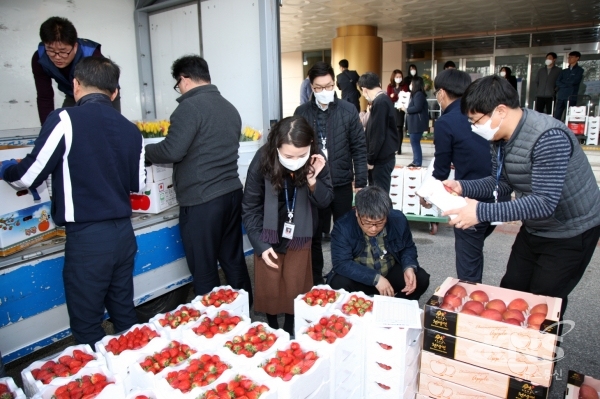 ​충북교육청은 우한 교민을 도운 진천·음성 지역농산물 팔아주기 운동을 전개했다. [사진=도교육청]​