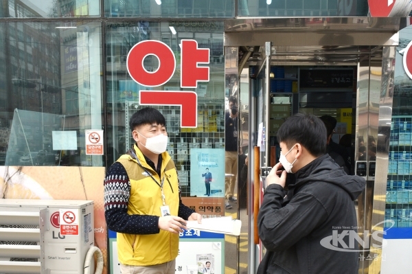 김포시가 직원들을 파견해 약국, 우체국등에 마스크 구매를 안내하고 있다.[사진=김포시]