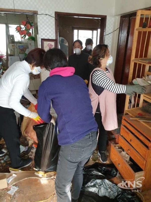 자원봉사자들이 지역 홀몸노인들의 보금자리 공사를 돕고 있다.[사진=미추홀구]