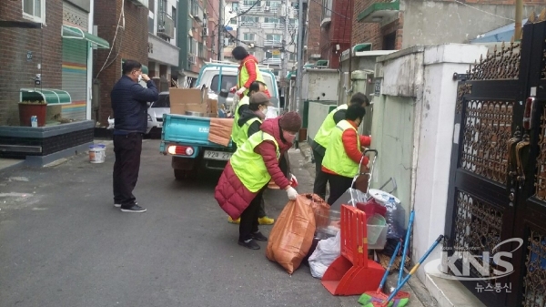지역사회보장협의체 봉사단 회원들이 청소에 나서고 있다.[사진=미추홀구]