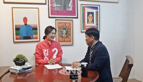 미래통합당 김수민 후보가 이건수 본부장과 4.15 총선에 관련한 인터뷰를 진행하고 있다.