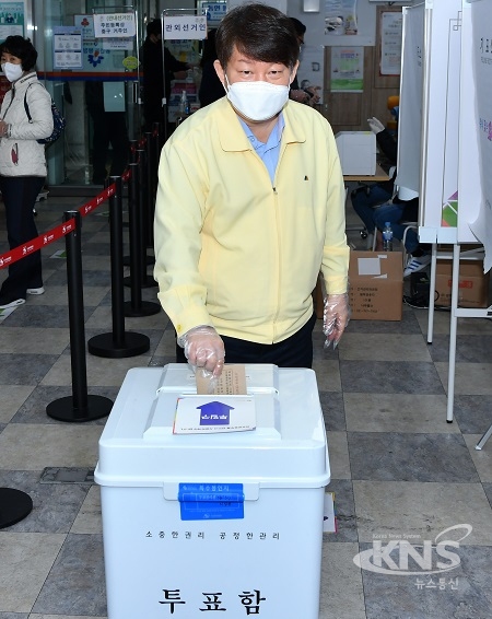 권영진 대구시장이 제21대 국회의원 선거 사전투표를 하고 있다. [사진=대구시]