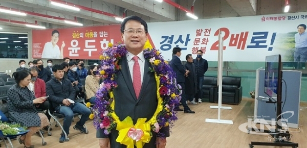 윤두현 후보가 지난 15일 자신의 선거사무실에서 당선이 확실시되자 축하 화환을 목에 걸고 기념촬영을 하고 있다. [사진=윤두현 당선인 측]