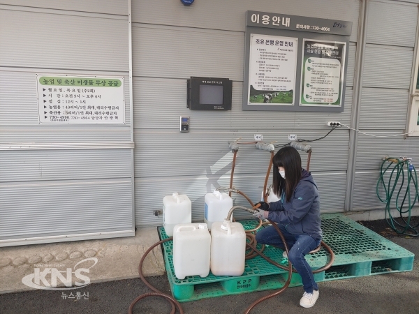 옥천군 농업기술센터에서는 작물 저온피해 미생물비료를 지원하고 있다. [사진=옥천군]
