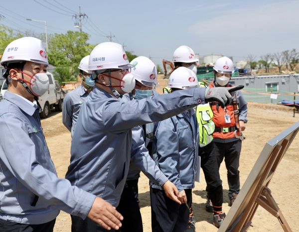 박일준 한국동서발전 사장(왼쪽에서 두번째)과 관계자들이 동해바이오화력에서 현장 안전점검을 시행하고 있다. [사진=동서발전]