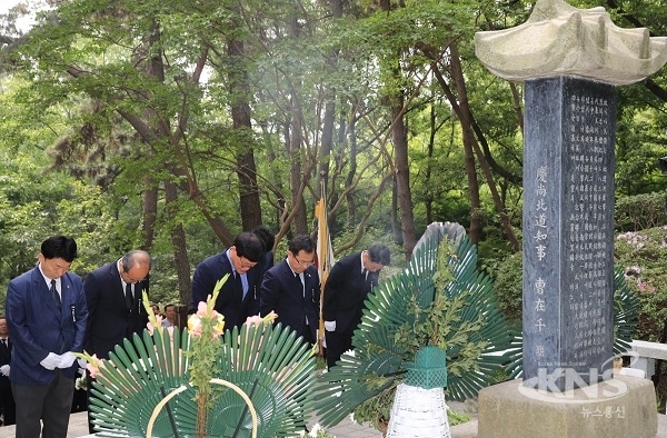 2019년 나야대령 기념비 참배 모습. [사진=대구 수성구]