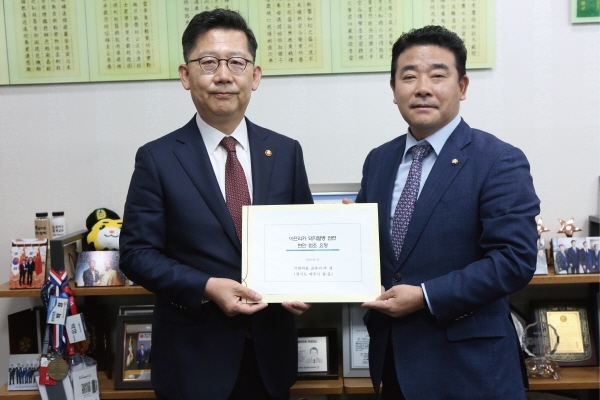 더불어민주당 윤후덕 의원(왼쪽)과 박정 의원이 'DMZ 평화 관광재개 및 ASF로 인한 피해 대책마련'에 대한 건의문을 김현수 장관에게 전달했다.