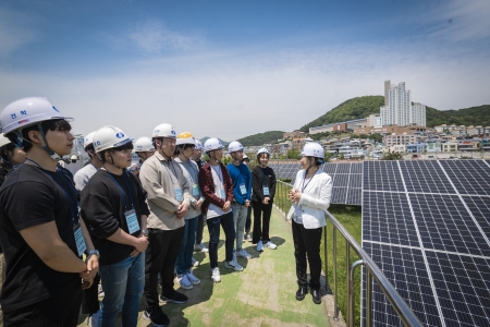 지난해 부산발전본부에서 활동한 1기 에너지도슨트가 발전소를 방문한 대학생에게 태양광발전에 대한 안내를 하고 있는 모습. [사진=남부발전]