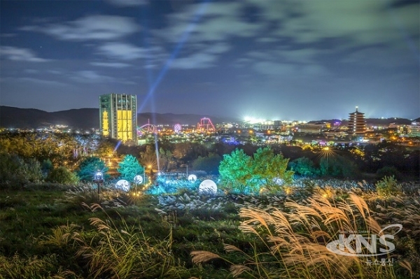 전국 최초 야간 체험형 산책코스 '신라를 담은 별(루미나 나이트 워크)'와 경주엑스포공원의 야경.