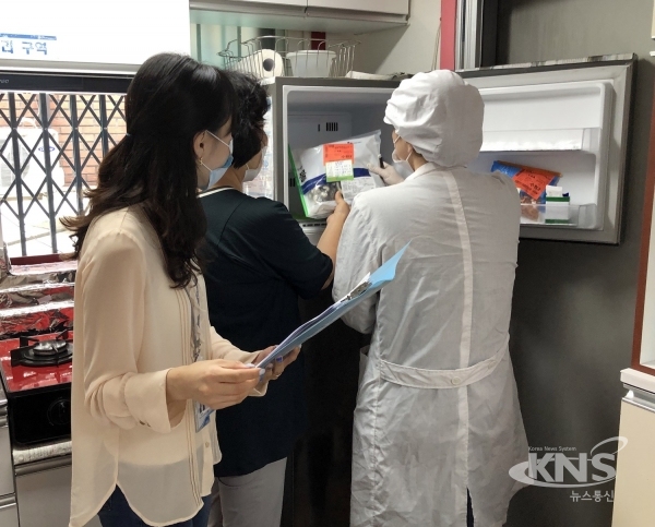 성북구 위생전문가들이 어린이집에서 급식관리 전반에 대한 집중 점검을 하고 있다. [사진=성북구]