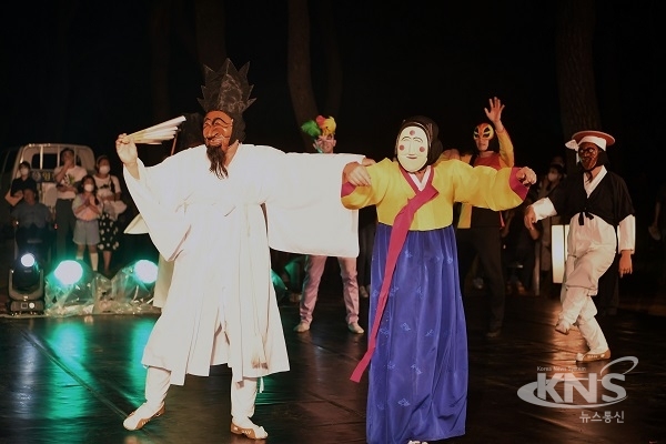 지난달 31일 안동 하회마을에서 열린 '2020세계유산축전-경북 개막식'에서 하회탈춤 공연이 펼쳐지고 있다. [사진=경북도]