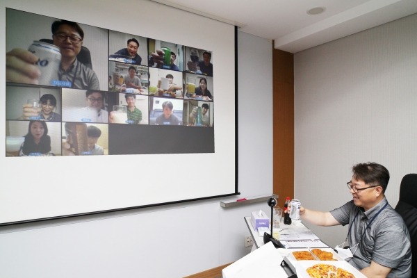 박일준 한국동서발전 사장(오른쪽)과 직원들이 온라인 화상 시스템을 통해 함께 식사를 하고 있다. [사진=동서발전]