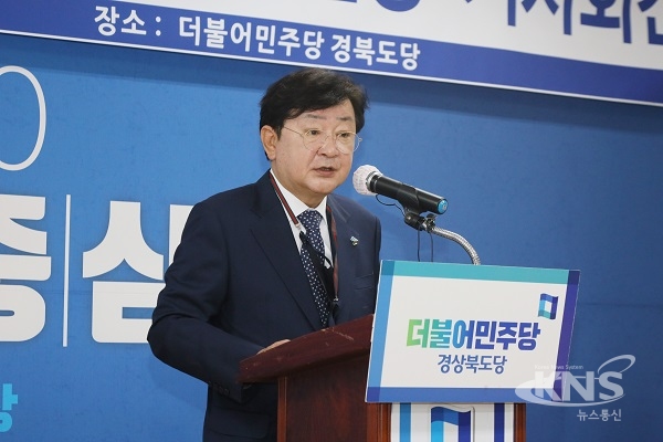 권영세 안동시장이 더불어민주당 경북도당에서 입당 기자회견을 열고있다.