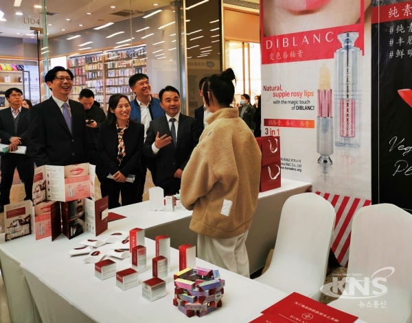 중국 원장구에서 개최된 2020 K-product Festival에 수성구 기업들이 제품을 홍보하고 있다. [사진=대구 수성구청]