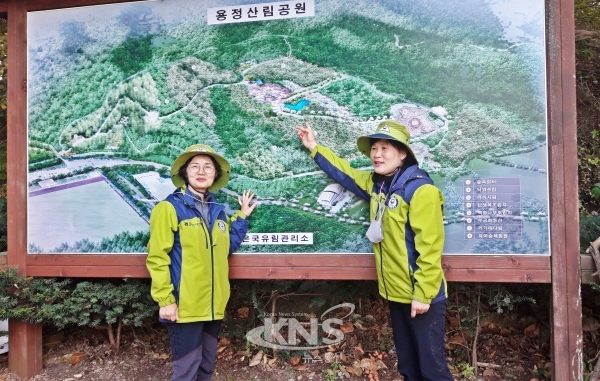 ▲용정산림공원에 대해 소개하고 있는 강미옥(오른쪽), 김성임(왼쪽) 숲해설가 (사진=이건수 기자)