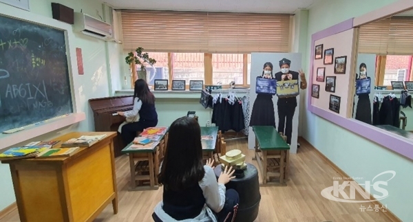 진천여자중학교가 16일부터 2주간 전교생을 대상으로 ‘추억의 교실’ 사진전을 개최해 눈길을 끌고 있다. [사진=진천교육지원청]