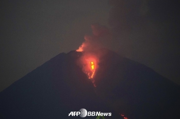 인도네시아 동부 자바 루마쟌에서 용암이 흘러 나오는 스메루산 ⓒAFPBBNews