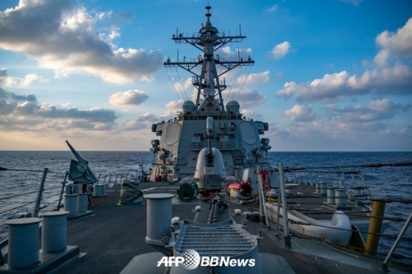 남중국해에서 '항해의 자유 작전'을 실시하는 미 해군의 유도 미사일 구축함 베리ⓒAFPBBNews