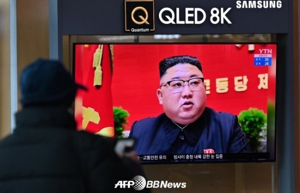 한 남성이 6일 평양의 한 철도역에서 열린 제8차 노동당 대표자회에 참석한 김정은 노동당 제1비서의 뉴스 장면을 TV로 지켜보고 있다. ⓒAFPBBNews