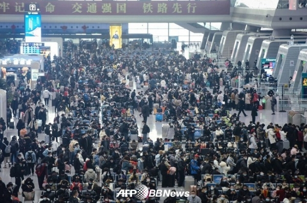 중국 항주 기차역에서 기차를 기다리는 사람들 ⓒAFPBBNews