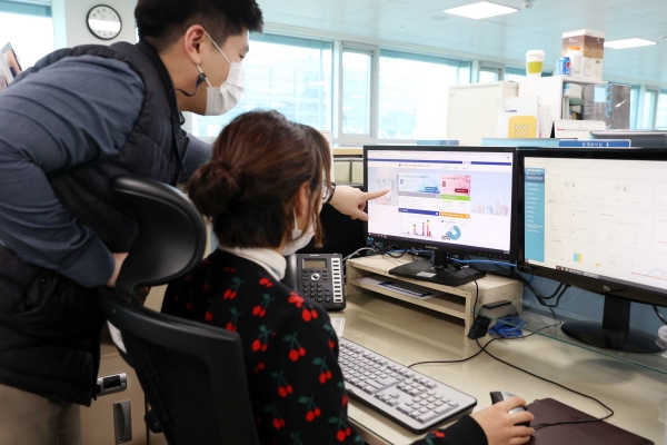 한국에너지공단 직원이 NETIS 및 공공데이터 포털 관리자 페이지를 통해 데이터 활용 통계 현황을 살펴보고 있다. [사진=에너지공단]