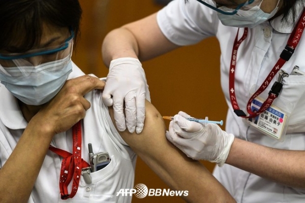 일본이 17일(현지시간) 일본 도쿄도 기요세 국립병원에서 접종 캠페인을 시작할 때 의료인이 코로나 바이러스 화이자 백신을 접종하고 있다. ⓒAFPBBNews