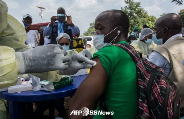 기니 남동부 구에케에서 약 170 킬로미터 떨어진 나라 남부 게케두에서 보건부의 의료 종사자에서 에볼라 백신 전에 팔을 소독하는 에볼라 환자와 접촉했을 가능성이 있는 사람 ⓒAFPBBNews