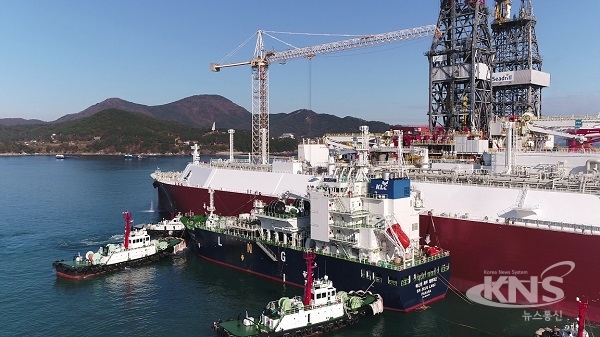 한국가스공사가 LNG운반선 시운전을 위한 세계 최초 STS LNG선적 실증 테스트를 진행하고 있다. [사진=가스공사]