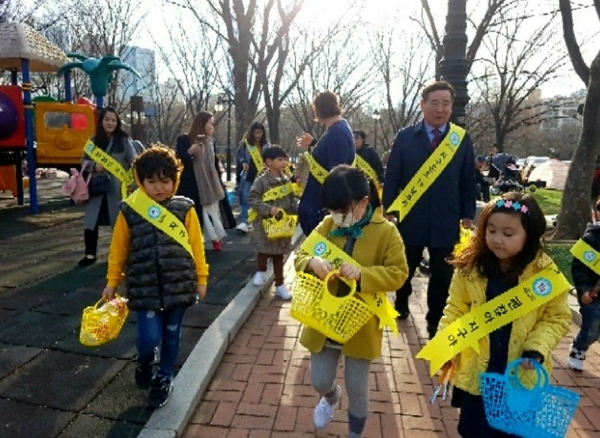 사진=괜찮아 지구야 운동본부 임채룡 상임고문이  "괜찮아 지구야" 작은 환경운동의 시작을 환경지킴이 어린이들과 함께 캠페인을 벌리고 있다.