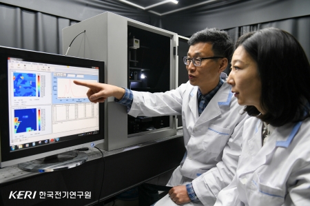 한국전기연구원 방욱(왼쪽)·나문경(오른쪽) 박사가 '전력반도체용 SiC 소재'의 결함을 분석 및 평가하고 있다. [사진=전기연구원]