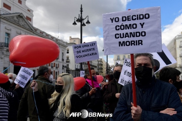스페인 마드리드에서 안락사 합법화를 지지한다고 모인 사람들 ⓒAFPBBNews