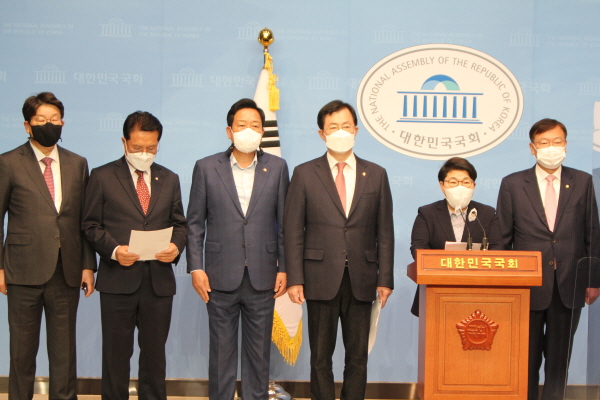 국회 국민의힘 임이자 의원이 환노위와 농해수위 동료의원들과 국회 소통관에서 14일 오후 '일본 후쿠시마 방사능 오염수 방류 규탄' 기자회견을 하고 있다.