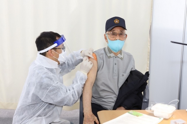 의료진이 한 어르신에게 코로나19 화이자 백신을 접종하고 있다. [사진=안승환 기자]