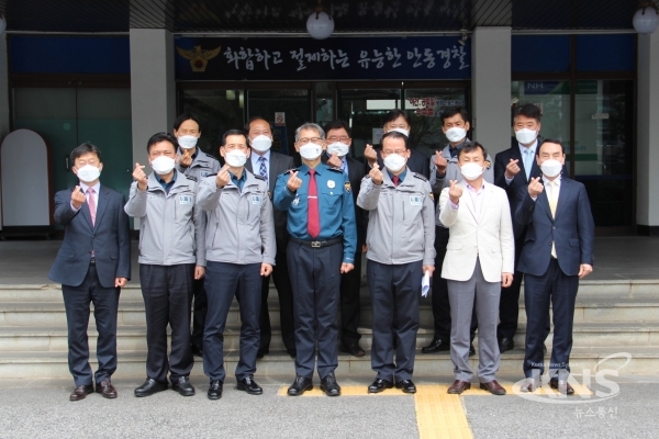 윤동춘 경북경찰청장이 지난 15일 안동경찰서를 방문해 직원들을 격려하고 기념촬영을 했다. 사진=안동경찰서