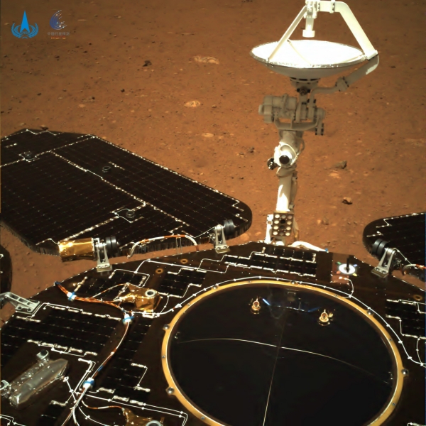 19일 공개된 사진은 ‘주룽’ 후면에 부착된 내비게이션 카메라가 찍은 것으로 태양광 패널과 안테나가 펼쳐져 있다. 화성 표면의 지형도 선명하게 나와 있다.