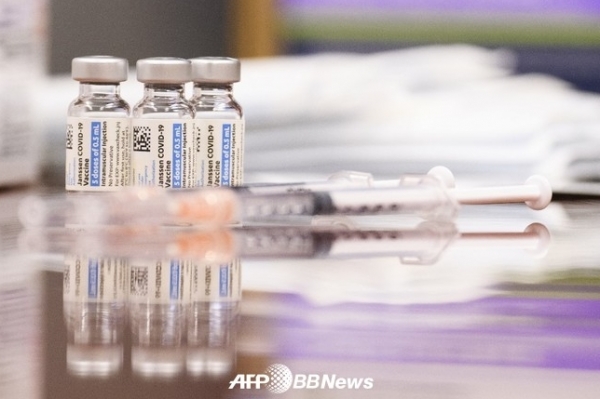 존슨엔존슨사 얀센의 바이러스 백신과 주사기가 지난달 캘리포니아 컬버시 소방국 예방접종 클리닉에 전시되어 있다. NBC 뉴스의 보도에 따르면, 미국은 지난 3월 1일부터 적어도 1510만 회 분량의 Covid-19 백신을 폐기했다. ⓒAFPBBNews