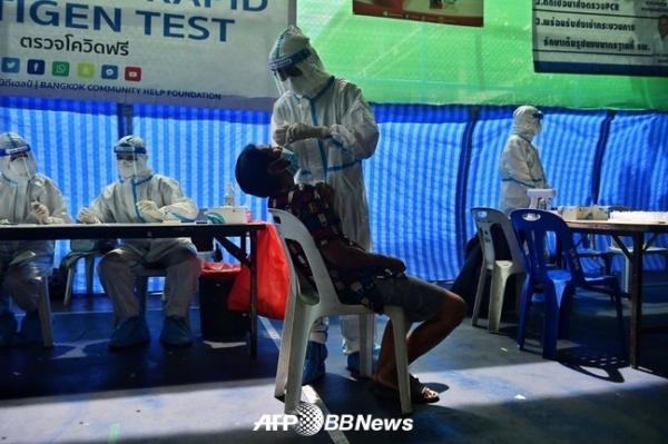 태국 수도 방콕의 슬램, 쿠론토이에서 주민 신형 코로나 바이러스 검사를 실시하는 방콕 커뮤니티 도움말 재단의 자원 봉사ⓒAFPBBNews