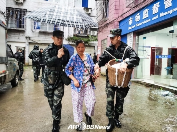 중국 남서부 쓰촨성의 루저 우시에서 지진으로 피해를 입은 주민의 피난을 개조하는 구조 대원 ⓒAFPBBNews