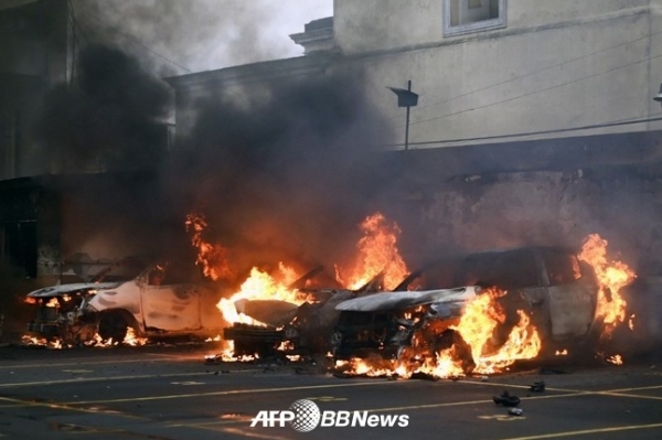 과테말라 수도 과테말라 시티의 국회 주차장에서 재향 군인이 불을 붙인 자동차 불을 끄는 소방대원 (2021 년 10 월 19 일 촬영)ⓒAFPBBNews