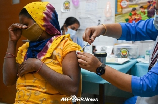 지난달 10일 인도 수도 뉴델리의 의료 센터에서 신종 코로나 바이러스 백신 '코백신' 접종을 받는 사람ⓒAFPBBNews