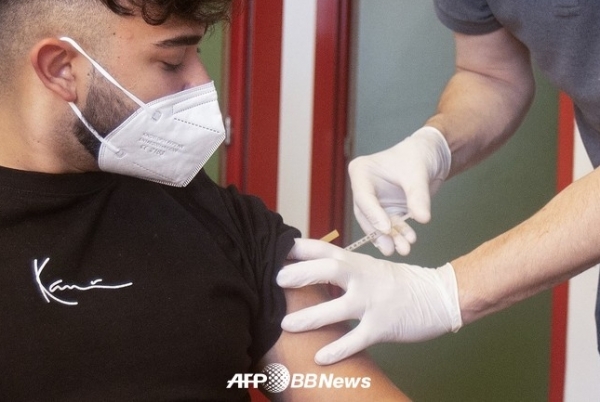 2021년 9월 14일 비엔나의 한 직업학교에서 한 학생이 코로나 바이러스 백신(Covid-19)을 접종을 받고있다. ⓒAFPBBNews