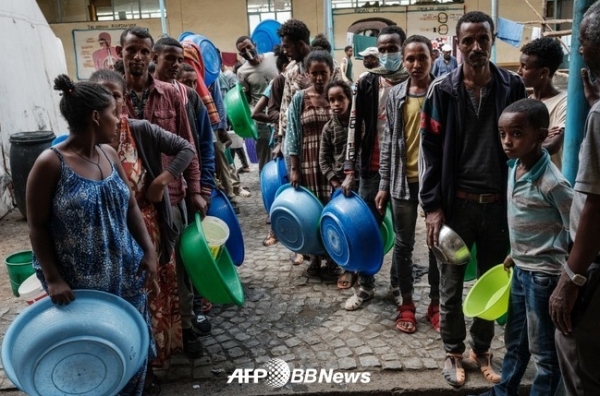 에티오피아 북부 티그레 주 주도 메켈레의 국내 피난민 캠프에서 식량 배급을 기다리는 사람들 (2021년 6월 19일 촬영, 자료 사진).ⓒAFPBBNews