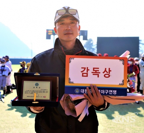 대회 감독상을 수상한 광주YMCA유소년야구단의 최용규 감독