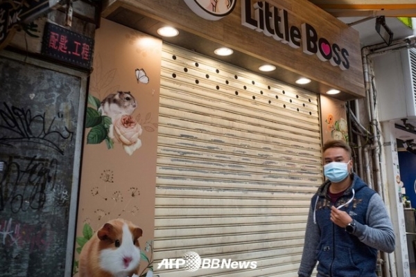 지난 18일 햄스터를 취급하는 직원과 고객이 신종 코로나 바이러스 검사에서 양성 반응을 보인 홍콩 애완동물숍 ⓒAFPBBNews