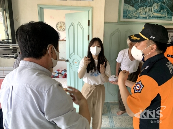 지난 27일 구룡포읍 소재 청각장애인 가정을 방문해 화재감지기 사용법을 교육하고 있다.(가운데 근로지원인 장예나) 사진=포항남부소방서